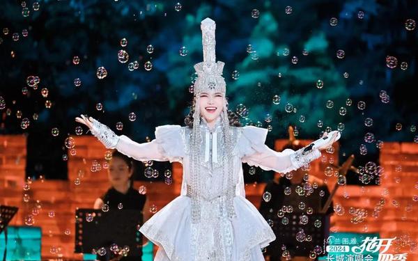 乌兰图雅大B站、农村低级开放演唱会