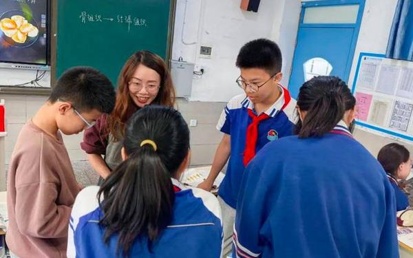 生物老师在课上生孩子给学生们做示范、生物课老师让男生当教材